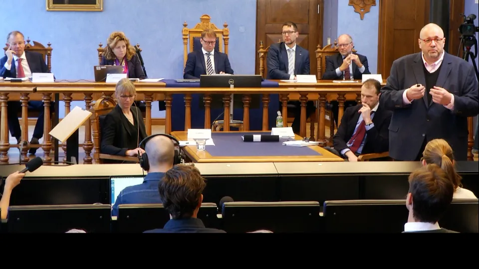 Professor Christian Dahlman together with the prosecutor, defence counsel and panel of judges. Photo.