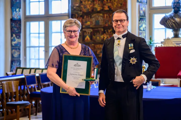 Katarina Olsson receives a medal from HRH Prince Daniel.Photo.