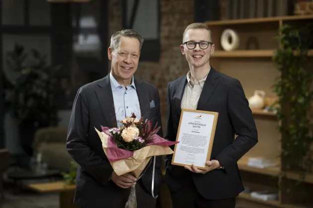 Erik receives the award from the Confederation of Swedish Enterprise.. Photo.