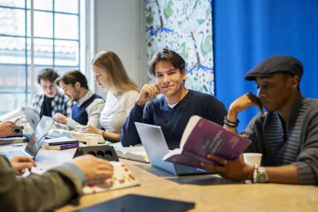 Students at study spaces in the Tryckeriet corridor. Photo.