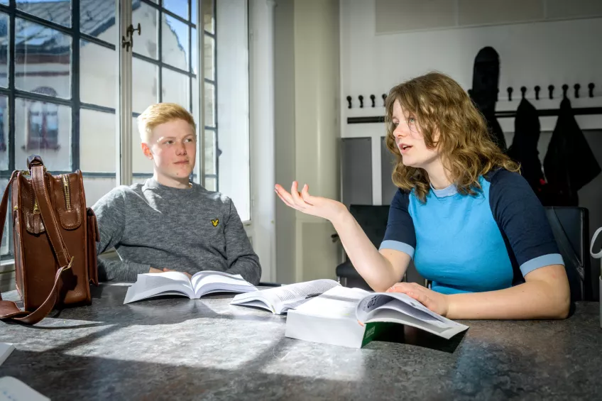 Two students discussing. Photo.